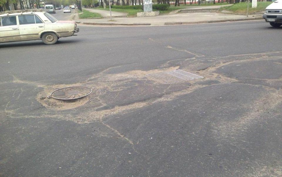 Дорожники ремонтируют ул.Пушкинскую в Николаеве и жалуются, что городская власть ничего не сделала с люками и ливневками 22