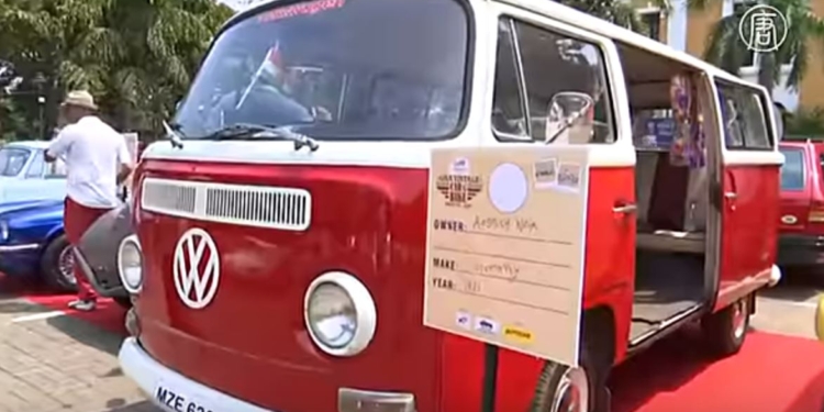 В Индии на фестивале показали машины и мотоциклы, которым 100-150 лет