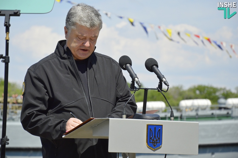 Президент Украины в Николаеве подписал Указ о новом Дне морской пехоты и вручил береты нового образца 23