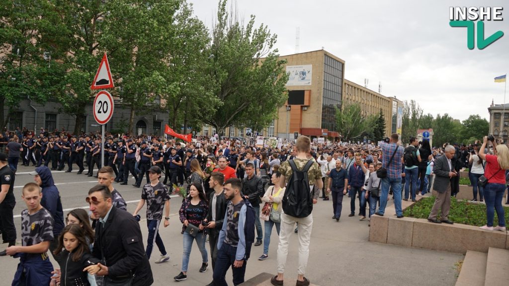 В Николаеве конвой из патриотов и силовиков провел «Бессмертный полк» по улице Соборной 27