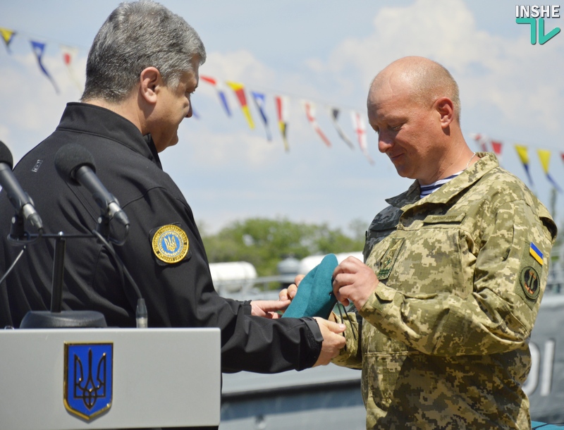 Президент Украины в Николаеве подписал Указ о новом Дне морской пехоты и вручил береты нового образца 27
