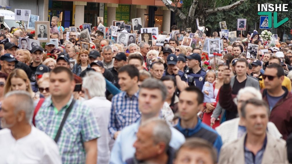 В Николаеве конвой из патриотов и силовиков провел «Бессмертный полк» по улице Соборной 29