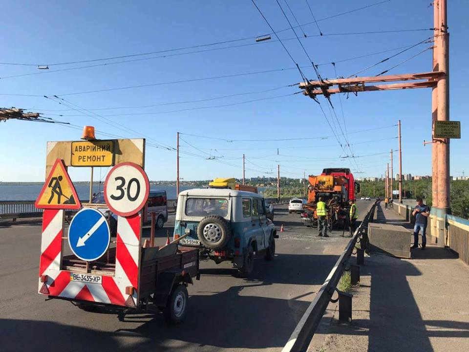 Дорожники ремонтируют ул.Пушкинскую в Николаеве и жалуются, что городская власть ничего не сделала с люками и ливневками 28