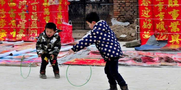 В Китае арестовали усыновившую 118 детей женщину – многодетная мать «терроризировала» ими чиновников