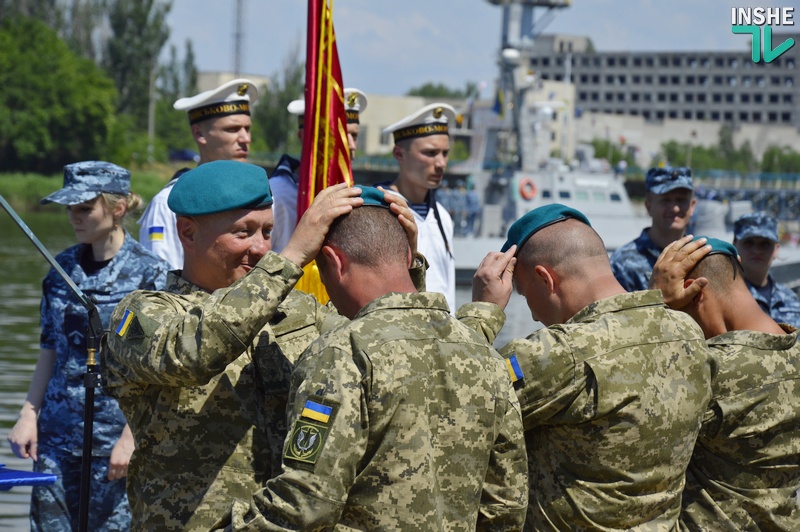 Президент Украины в Николаеве подписал Указ о новом Дне морской пехоты и вручил береты нового образца 29