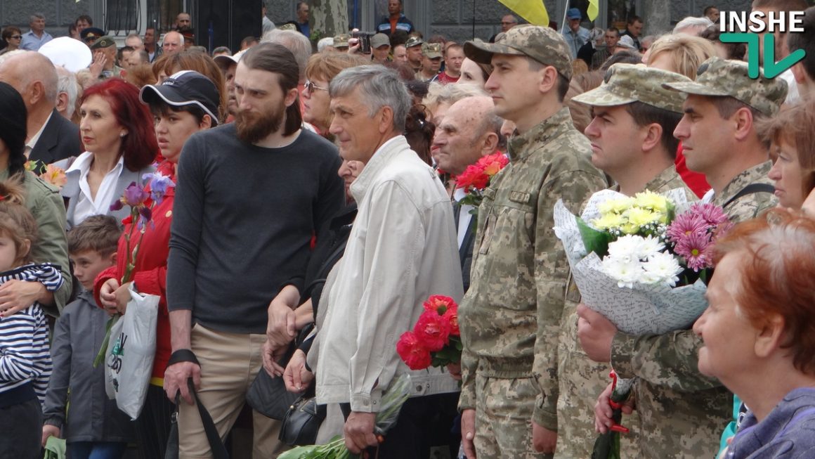 День победы над нацизмом во Второй мировой войне: Тысячи николаевцев пришли к Вечному огню 32