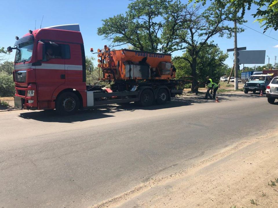 Дорожники ремонтируют ул.Пушкинскую в Николаеве и жалуются, что городская власть ничего не сделала с люками и ливневками 30