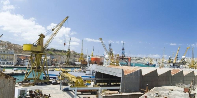 Индийский фрегат раздавило 250-тонным краном на верфи в Колкате