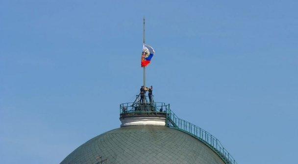 На инаугурации Путина произошел конфуз – российские солдаты не смогли поднять флаг над Кремлем 1