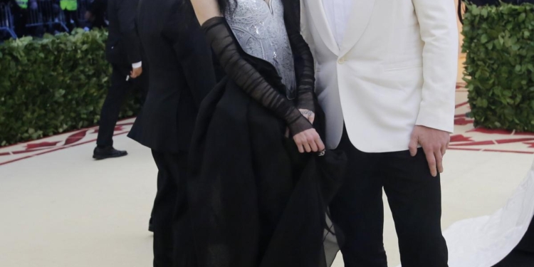 Илон Маск вышел в свет с новой девушкой