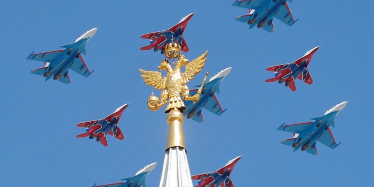 Истребители и танки на улицах: в российской столице прошел парад Победы