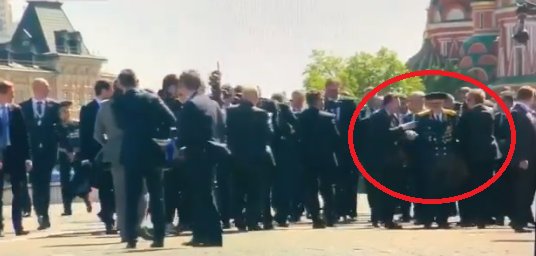 Охрана Путина оттолкнула ветерана на параде в Москве