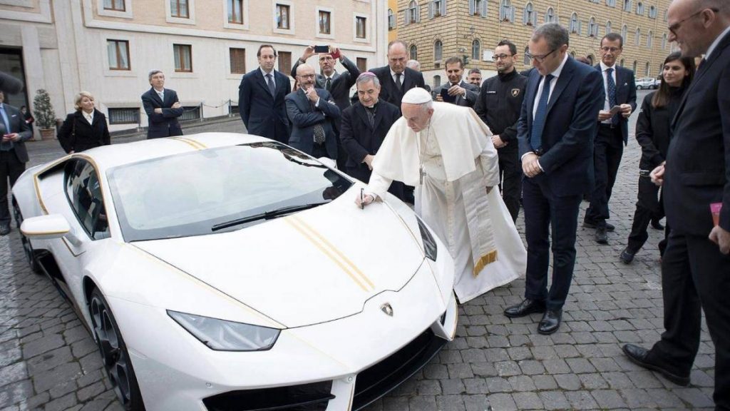 Папа Римский продал свой суперкар Lamborghini за 715 тысяч евро 1