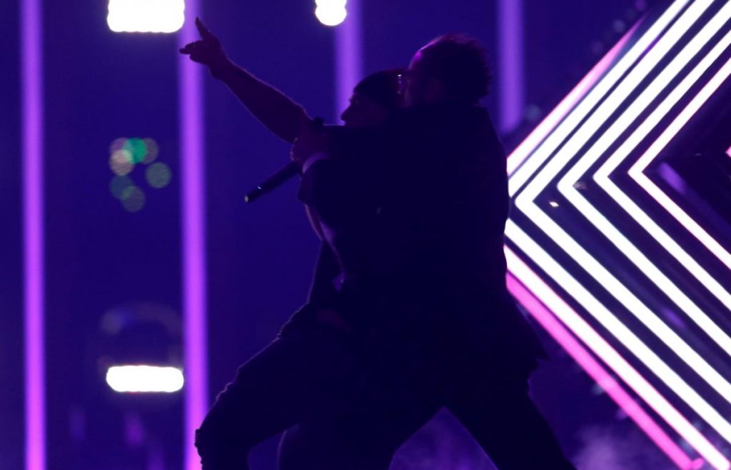 Пранкер, напавший в финале Евровидения на британскую певицу, заявил, что в полиции его пытали 1