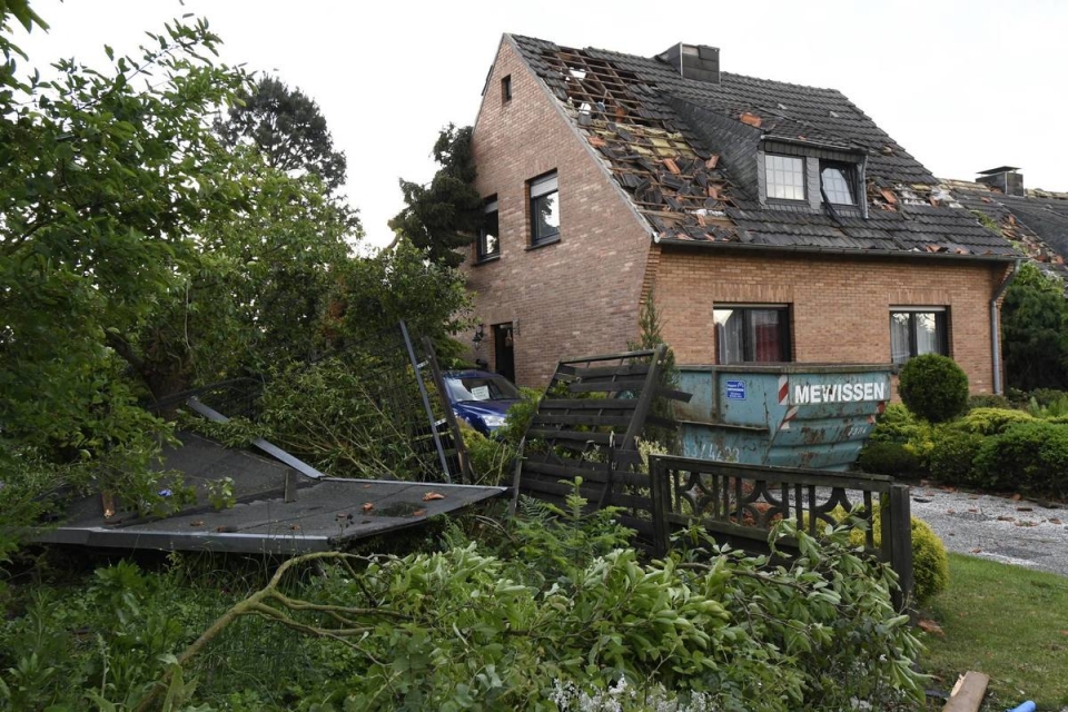 Торнадо в Германии "положил" лес и сорвал крыши 15