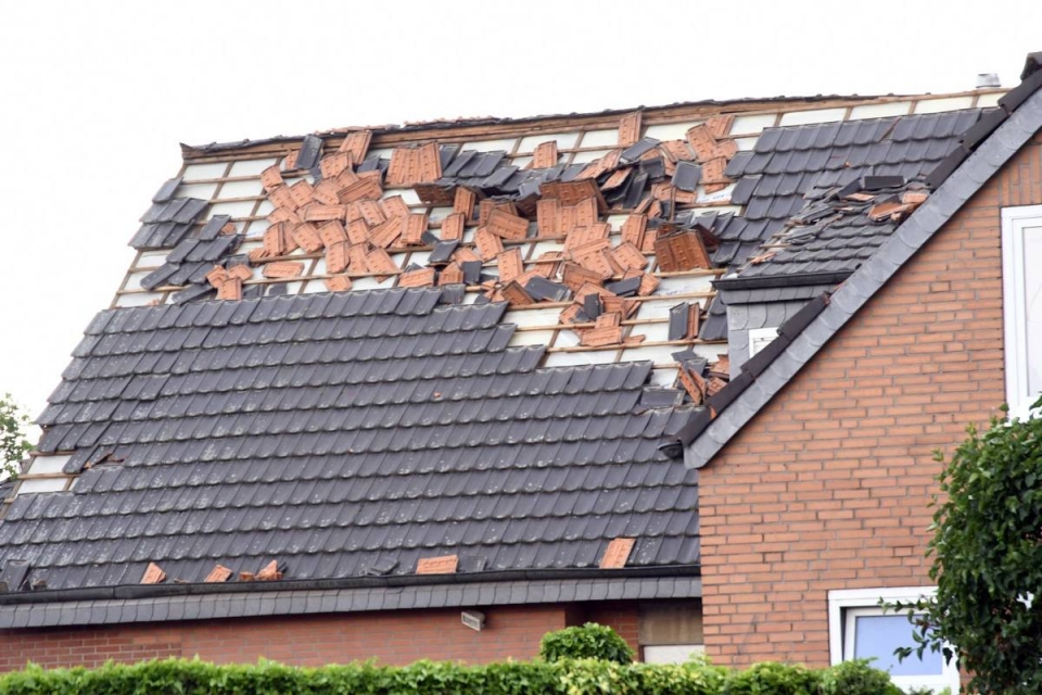 Торнадо в Германии "положил" лес и сорвал крыши 17