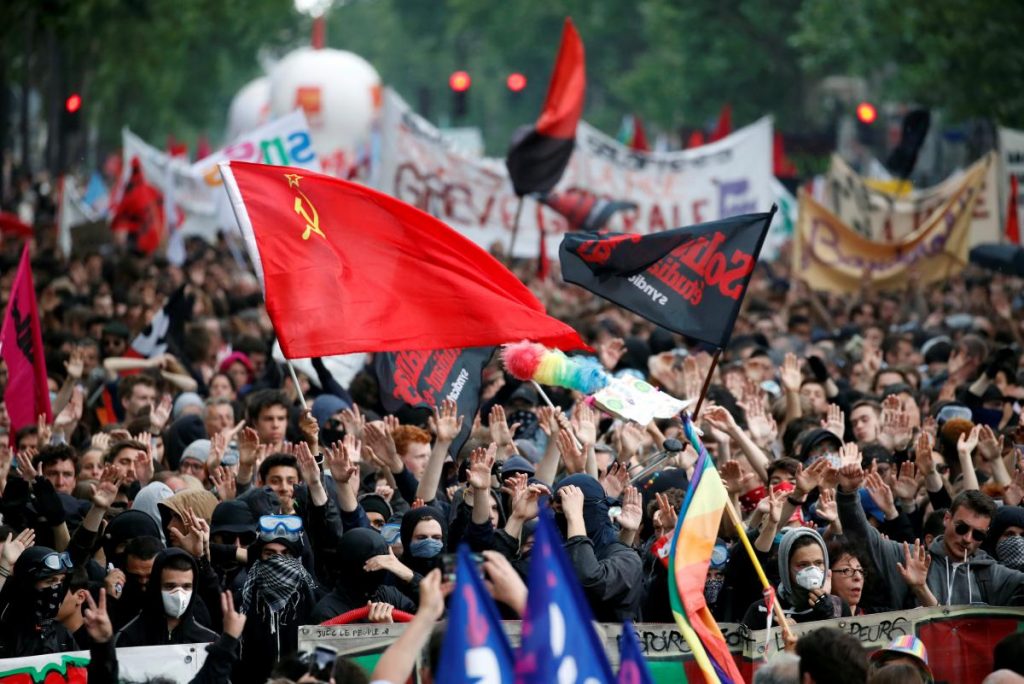Протесты в Париже переросли в массовые беспорядки: полиция применила водометы и газ, есть задержанные 1