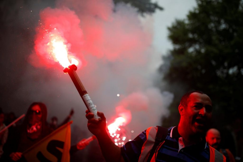 Протесты в Париже переросли в массовые беспорядки: полиция применила водометы и газ, есть задержанные 15