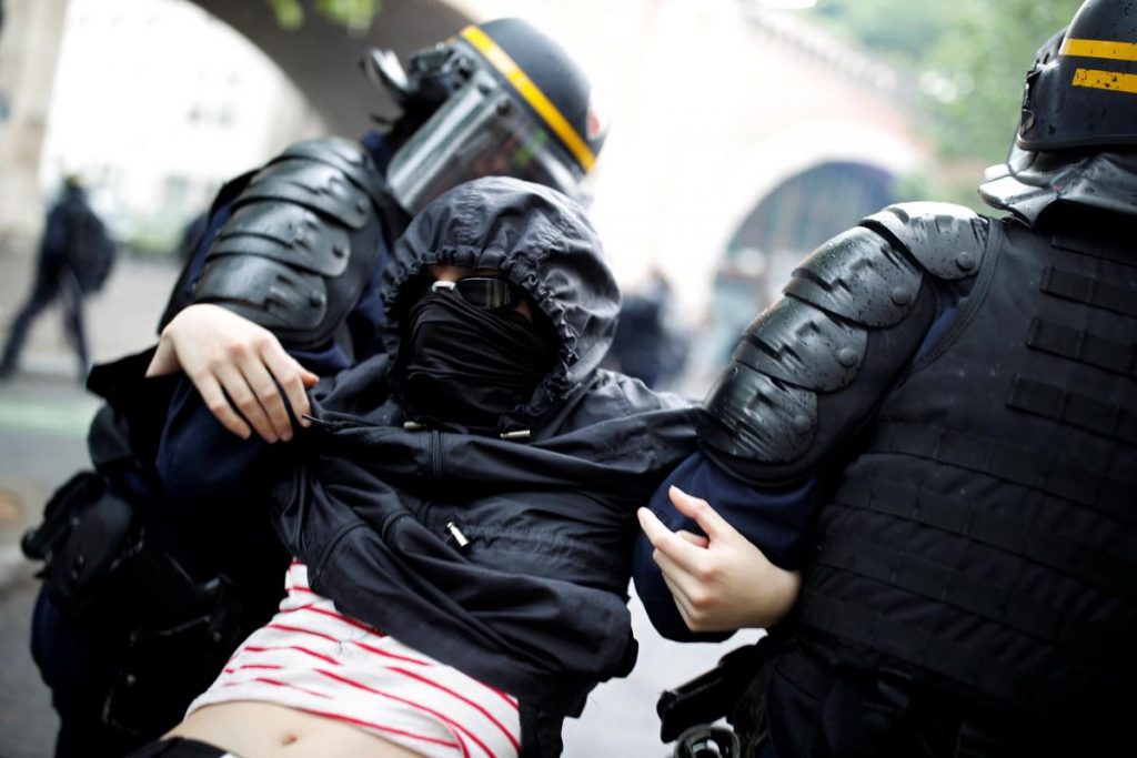 Протесты в Париже переросли в массовые беспорядки: полиция применила водометы и газ, есть задержанные 11