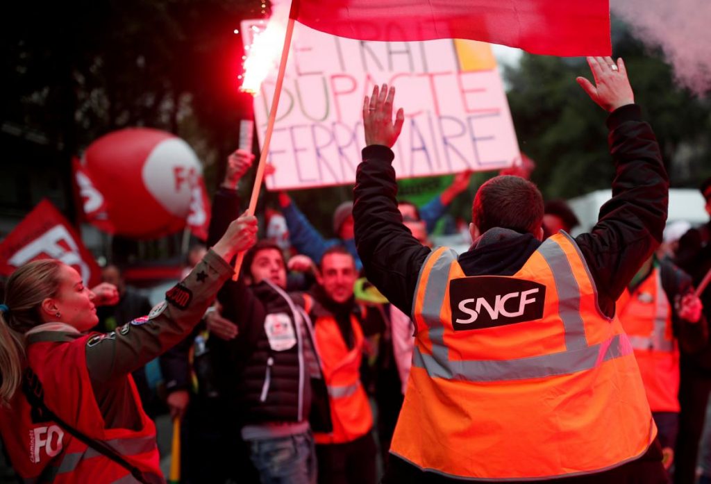Протесты в Париже переросли в массовые беспорядки: полиция применила водометы и газ, есть задержанные 3