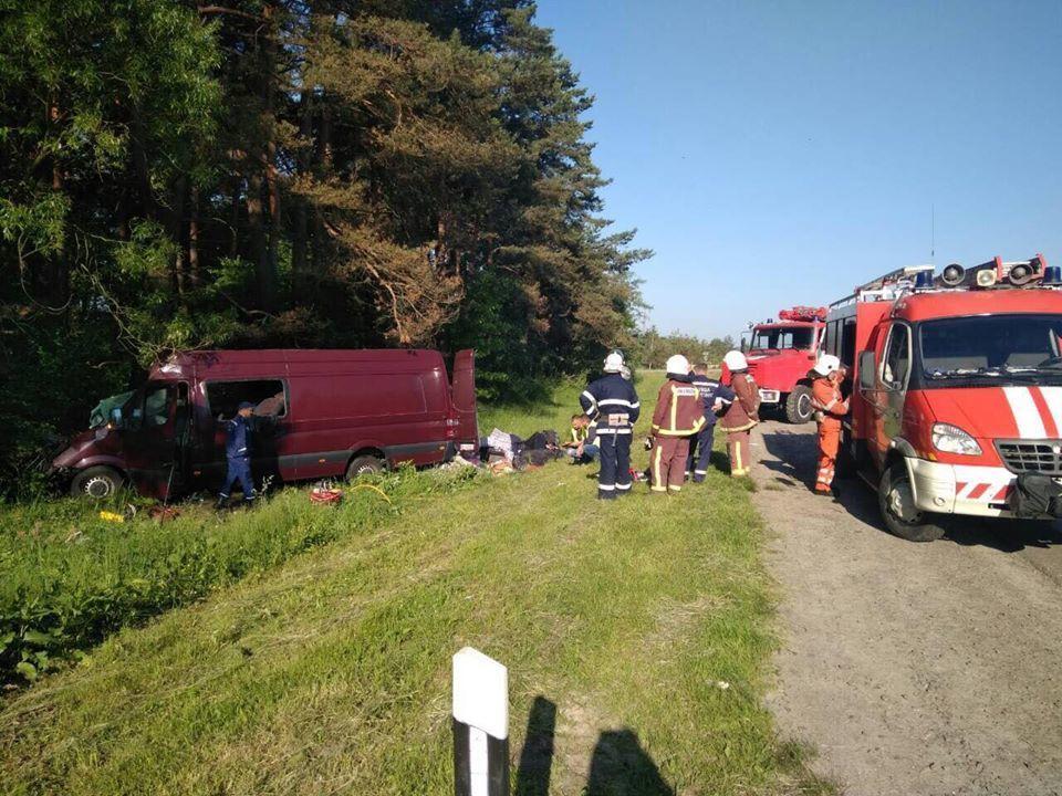 ДТП на Львовщине: микроавтобус столкнулся с грузовиком, погибли шесть человек 3