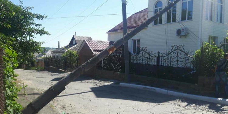 В Первомайске упала электроопора. Местные жители говорят, что виноват водитель грузовика