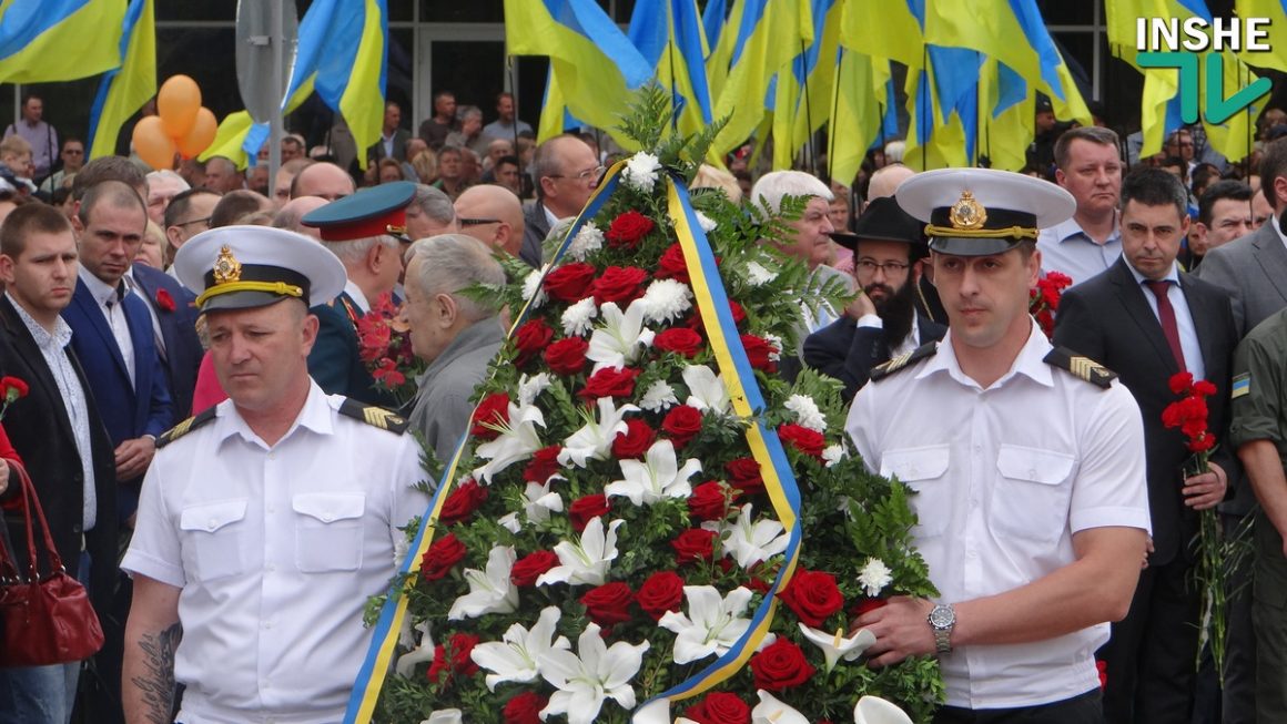 День победы над нацизмом во Второй мировой войне: Тысячи николаевцев пришли к Вечному огню 34