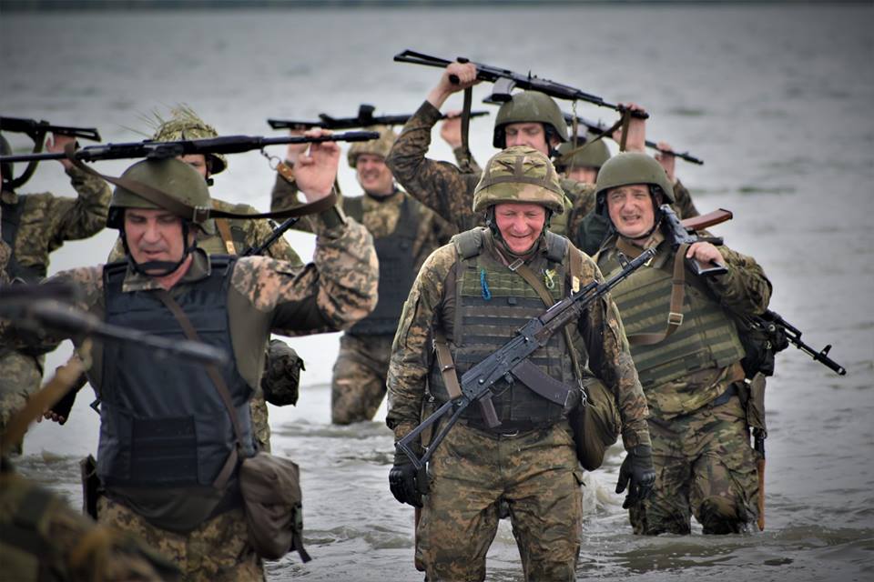 Вместе с николаевскими морпехами 8-километровую полосу препятствий прошел и командующий морской пехоты 34