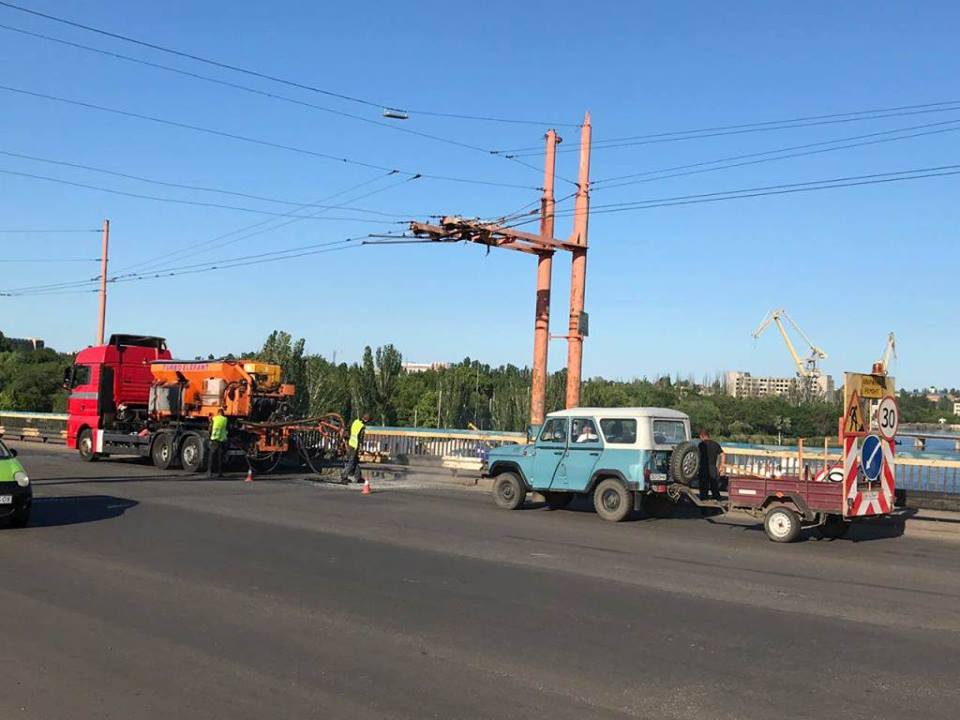 Дорожники ремонтируют ул.Пушкинскую в Николаеве и жалуются, что городская власть ничего не сделала с люками и ливневками 32