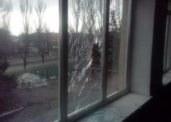 Разорвалось прямо на школьном дворе: на Донбассе боевики обстреляли школу