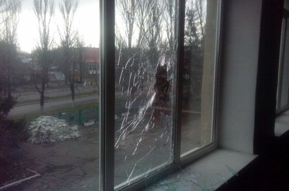 Разорвалось прямо на школьном дворе: на Донбассе боевики обстреляли школу