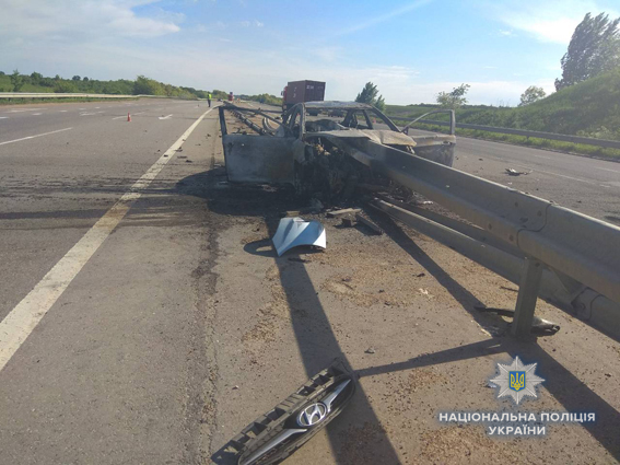 На Николаевщине Hyundai пробило отбойником насквозь, водитель погибла 3
