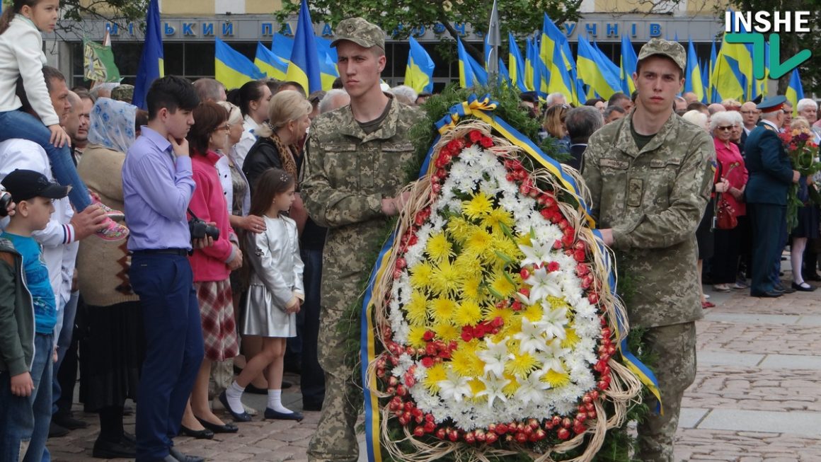 День победы над нацизмом во Второй мировой войне: Тысячи николаевцев пришли к Вечному огню 36