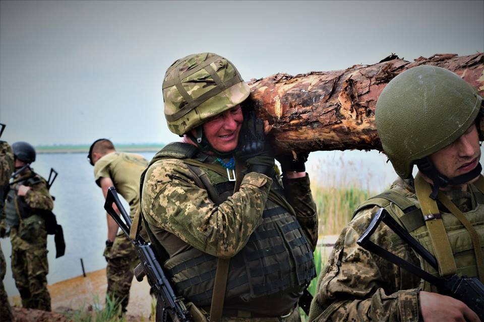 Вместе с николаевскими морпехами 8-километровую полосу препятствий прошел и командующий морской пехоты 36