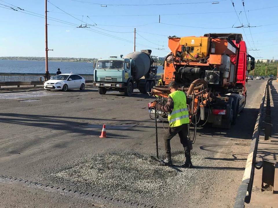 Дорожники ремонтируют ул.Пушкинскую в Николаеве и жалуются, что городская власть ничего не сделала с люками и ливневками 34