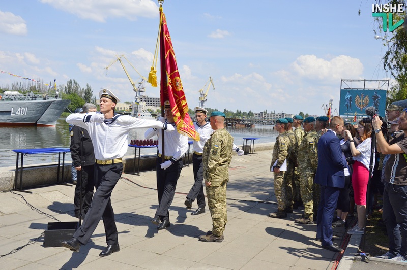 Президент Украины в Николаеве подписал Указ о новом Дне морской пехоты и вручил береты нового образца 33