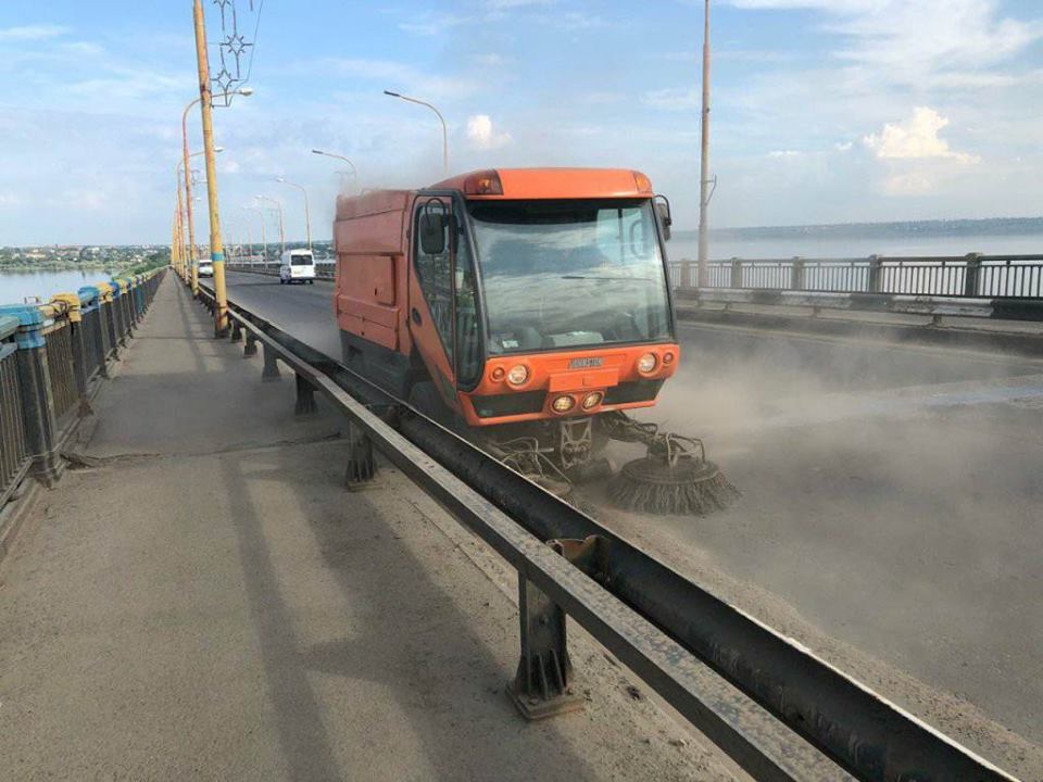 Дорожники ремонтируют ул.Пушкинскую в Николаеве и жалуются, что городская власть ничего не сделала с люками и ливневками 36