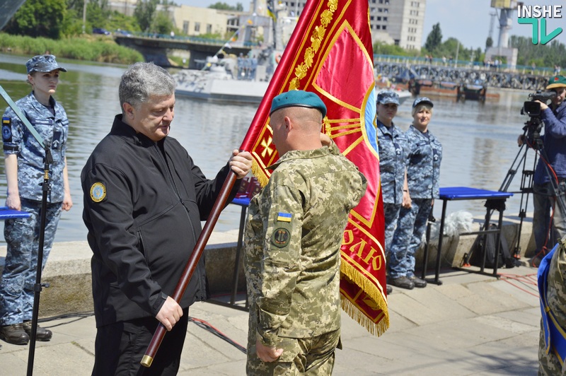 Президент Украины в Николаеве подписал Указ о новом Дне морской пехоты и вручил береты нового образца 35