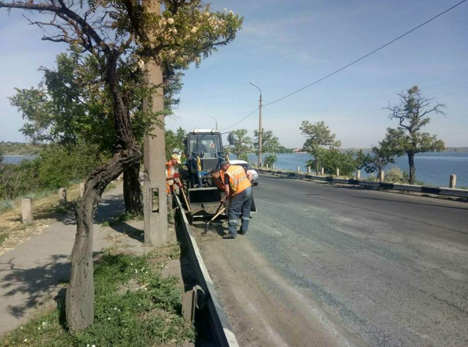 Дорожники ремонтируют ул.Пушкинскую в Николаеве и жалуются, что городская власть ничего не сделала с люками и ливневками 38