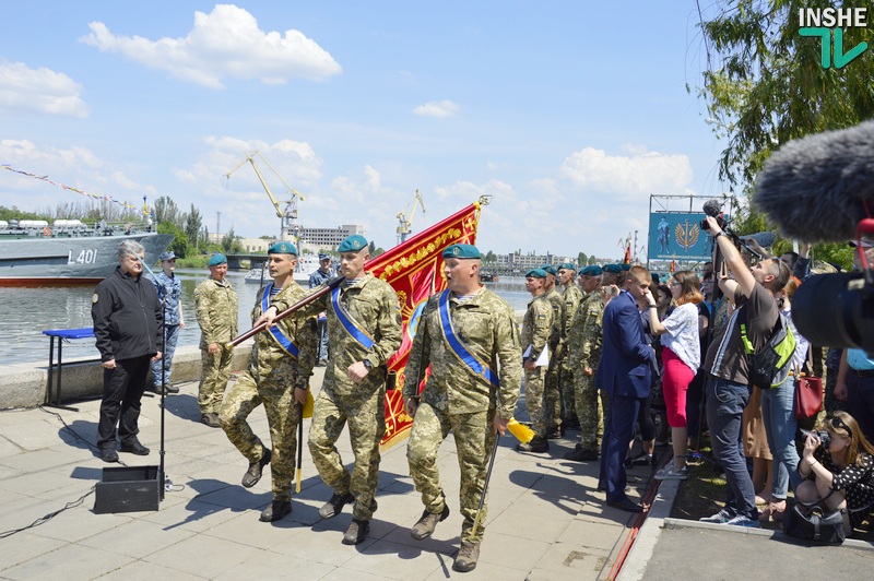 Президент Украины в Николаеве подписал Указ о новом Дне морской пехоты и вручил береты нового образца 37