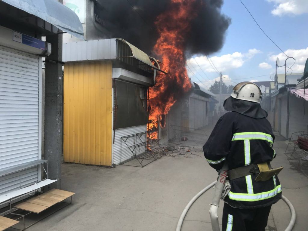 В Вознесенске на рыночке спасатели тушили киоск. Почему загорелся, неясно 4