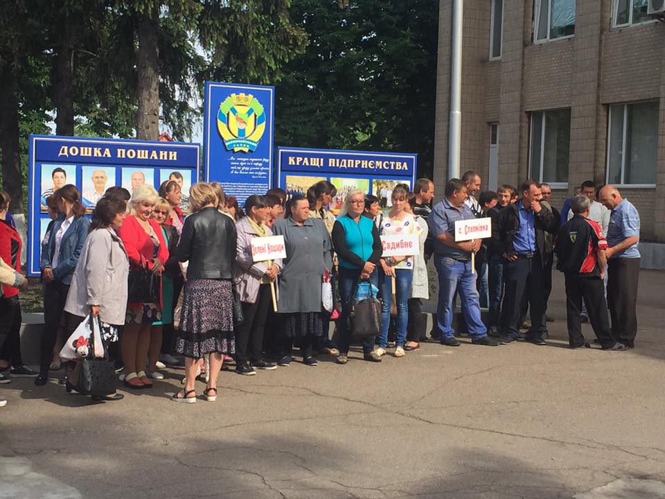 Это что-то новенькое: Первомайскую РГА на Николаевщине пикетировали с требованием децентрализации 4