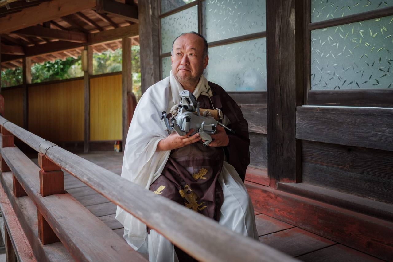 Упокойся с миром: в японской префектуре Тиба прошла похоронная церемония, посвященная сломанным робособакам Aibo