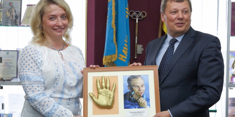 Теперь отпечаток руки олимпийского чемпиона из Николаева Александра Абраменко есть в музее