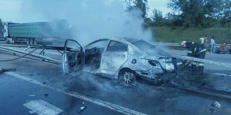 В Кривоозерском районе на киевской трассе автомобиль врезался в отбойник – один человек погиб, а сама машина сгорела