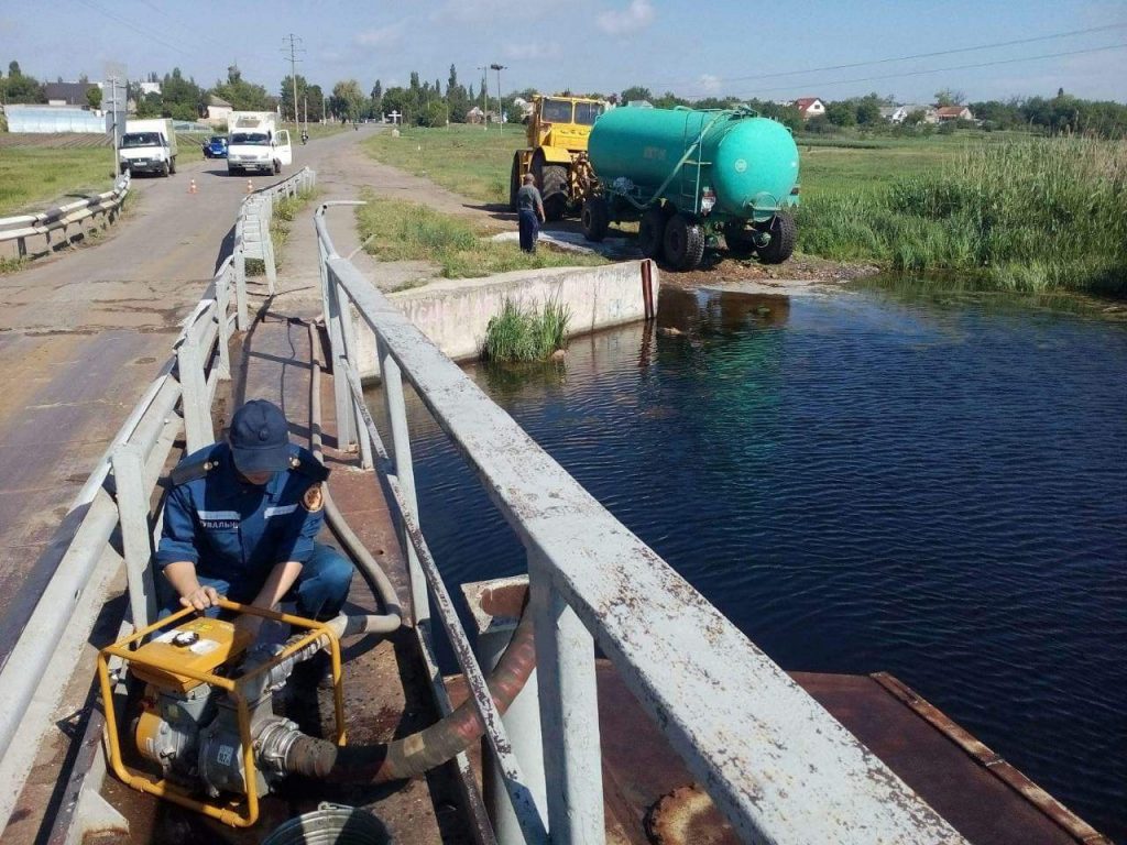 Николаевские спасатели откачали воду из Пересадовского понтонного моста 3