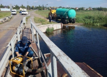 Николаевские спасатели откачали воду из Пересадовского понтонного моста