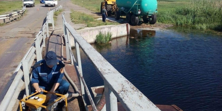 Николаевские спасатели откачали воду из Пересадовского понтонного моста