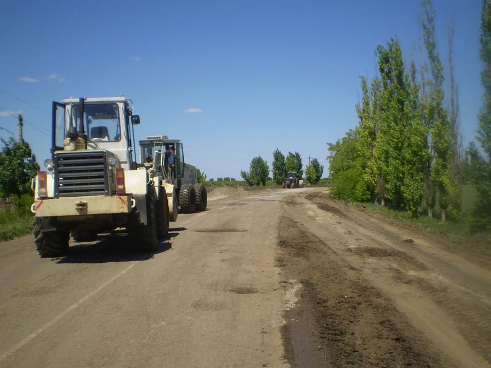 Дорога из Николаева на Очаков ремонтируется: неделю латали участок от Старой Богдановки до Каталино 3
