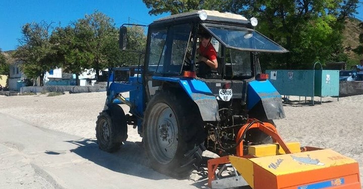 В Очакове власти остались довольны работой машины для уборки пляжа. Даже подумывают сдавать ее в аренду